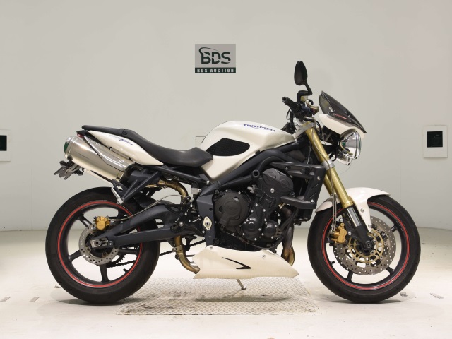 Triumph STREET TRIPLE