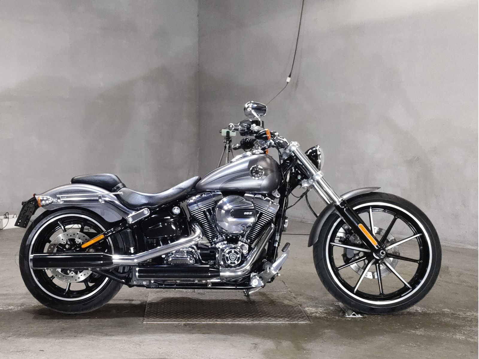 HD BREAKOUT FXSB1690 2015