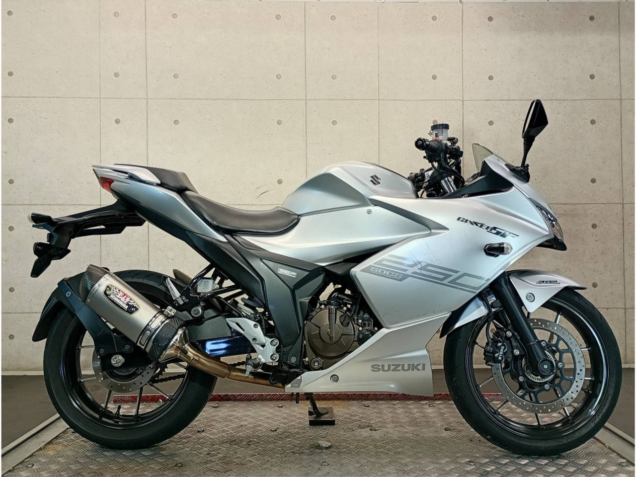 Suzuki GIXXER250SF