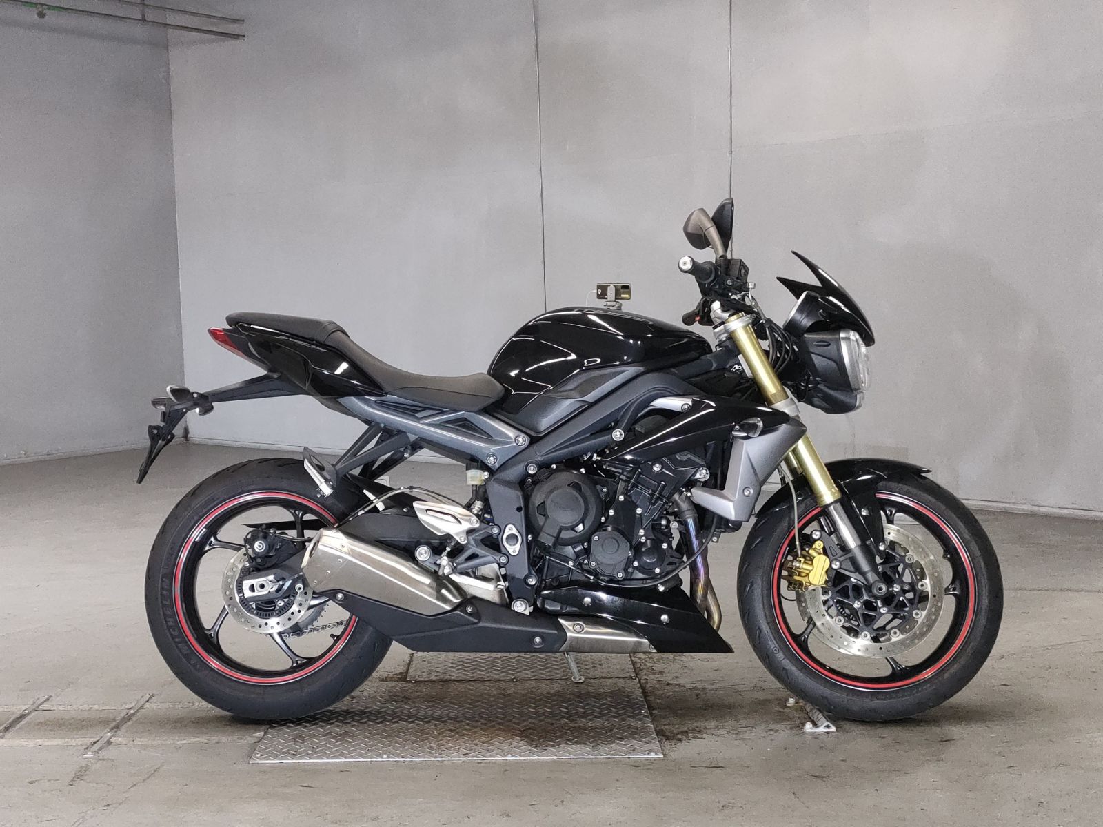 Triumph STREET TRIPLE 2013
