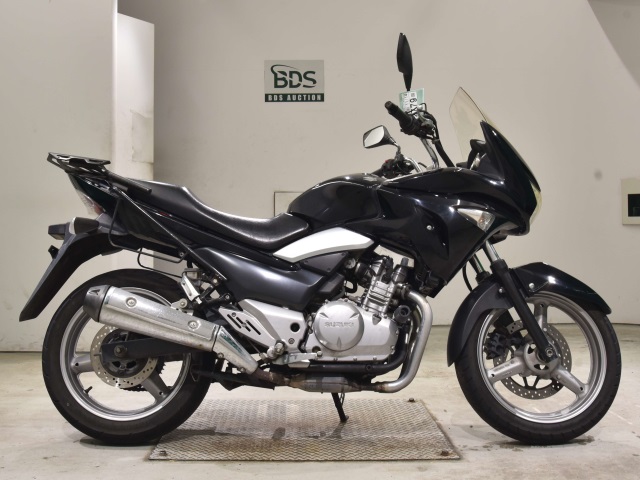 Suzuki GSR250S