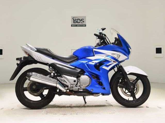 Suzuki GSR250F
