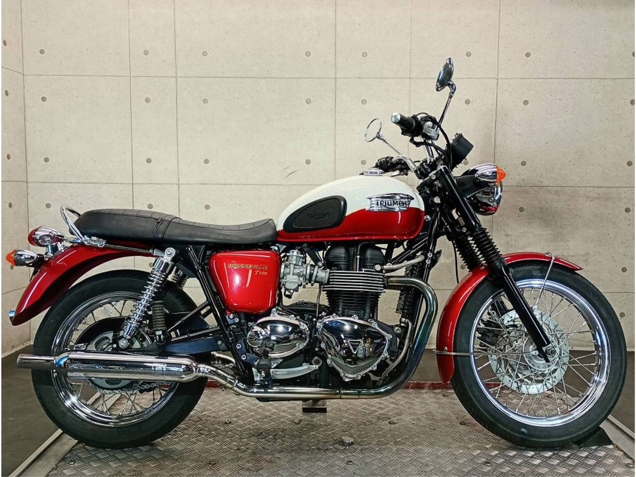 Triumph BONNEVILLE T100 2012
