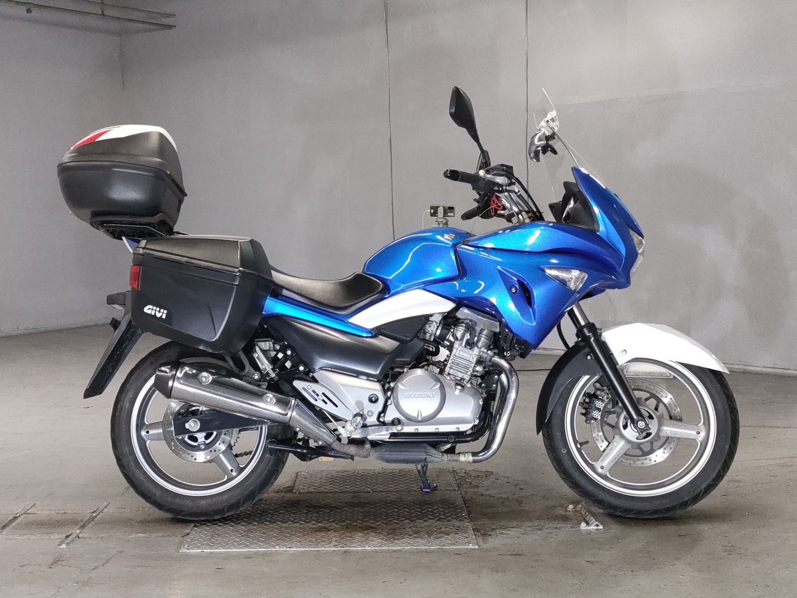 Suzuki GSR250S