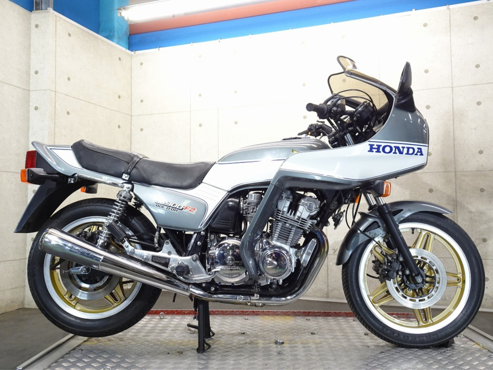 Honda HORNET CB900F 2022