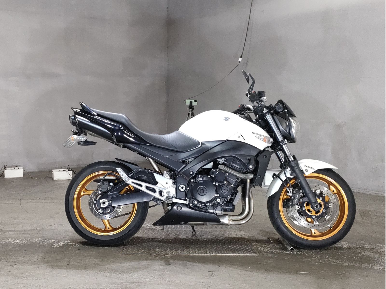 Suzuki GSR400 2011