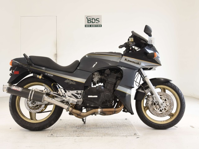 Kawasaki GPZ900R 1990