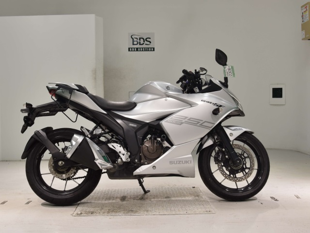 Suzuki GIXXER250SF