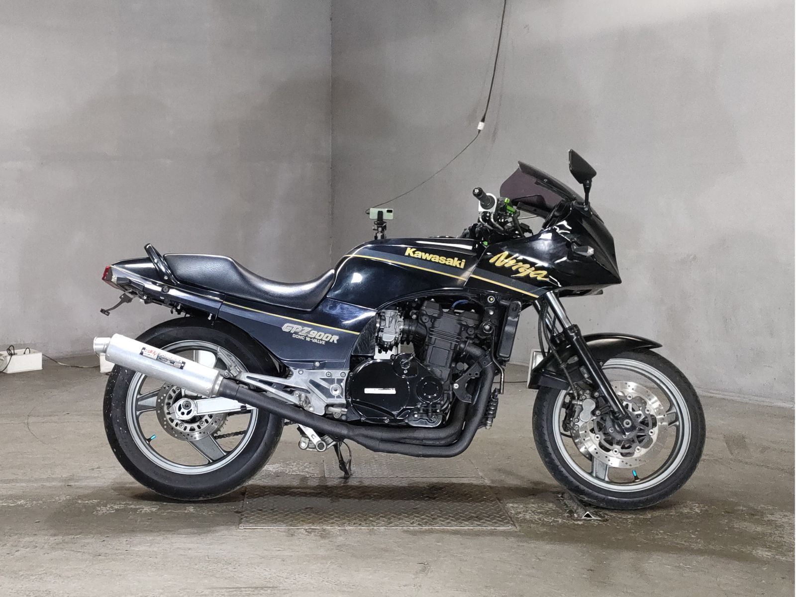 Kawasaki GPZ900R 1996