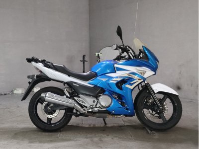 Suzuki GSR250F