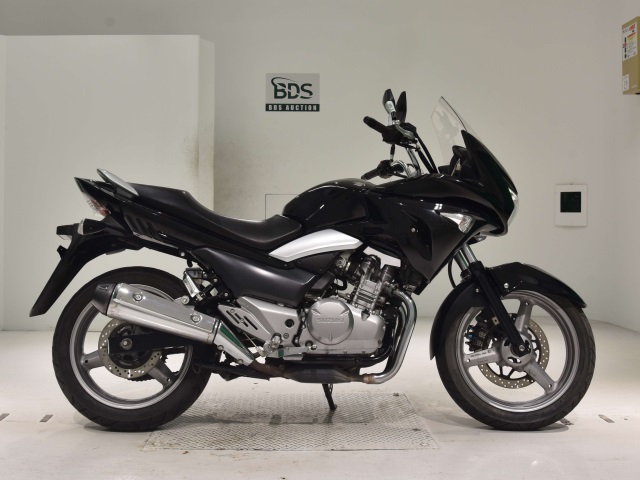 Suzuki GSR250S