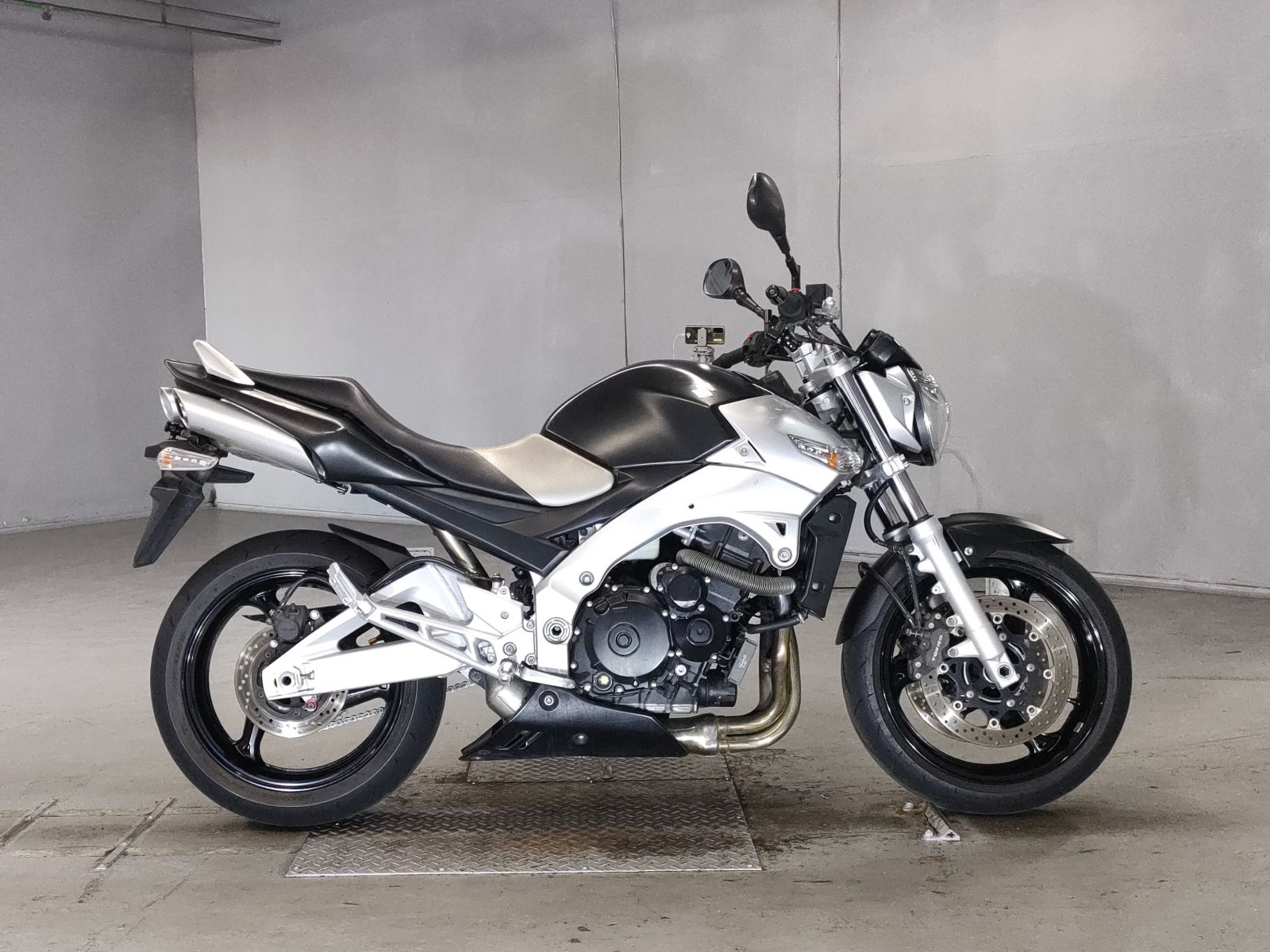 Suzuki GSR400 2007
