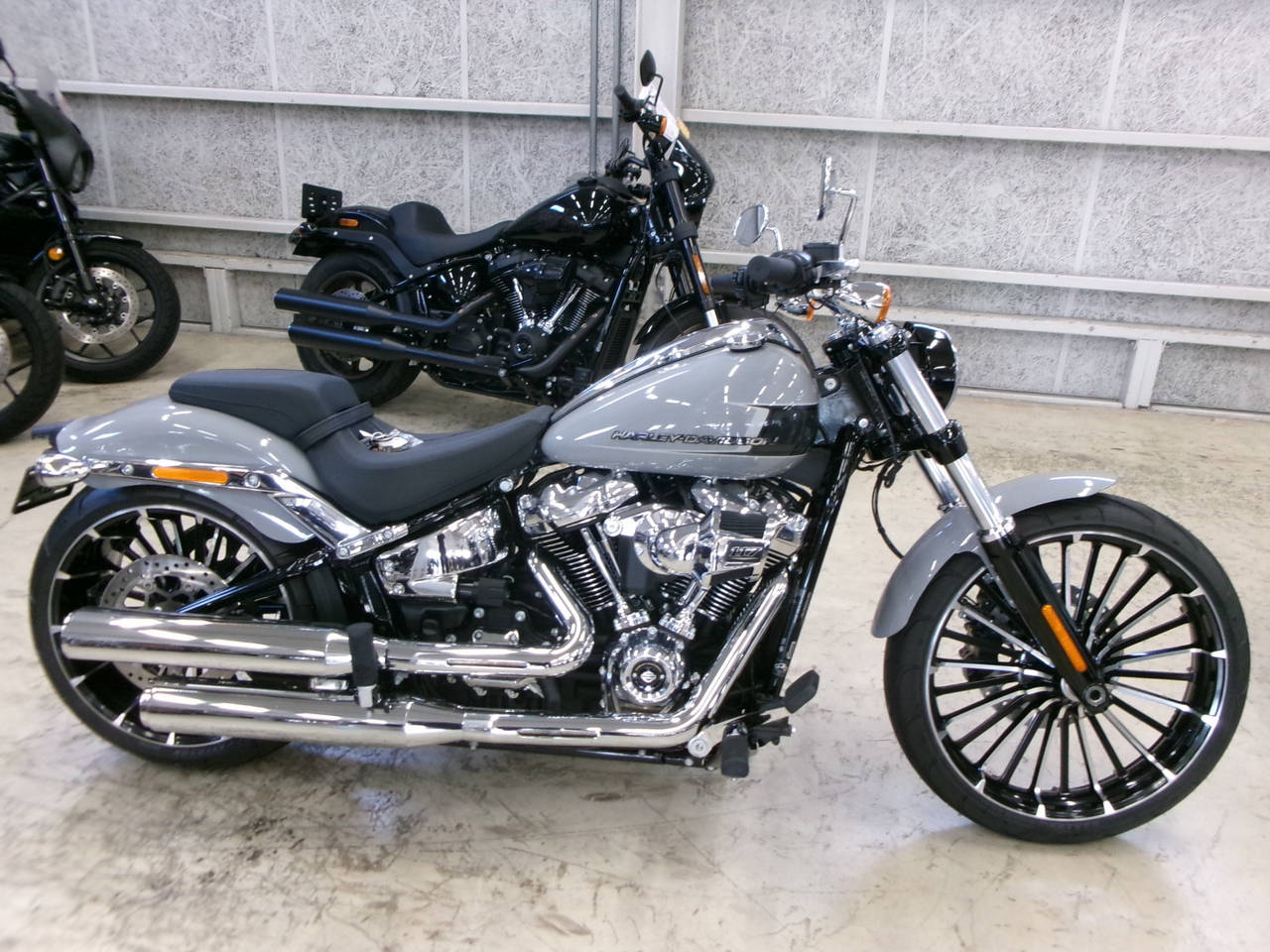 HD BREAKOUT FXBR1750 2024