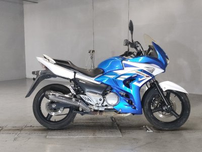 Suzuki GSR250F