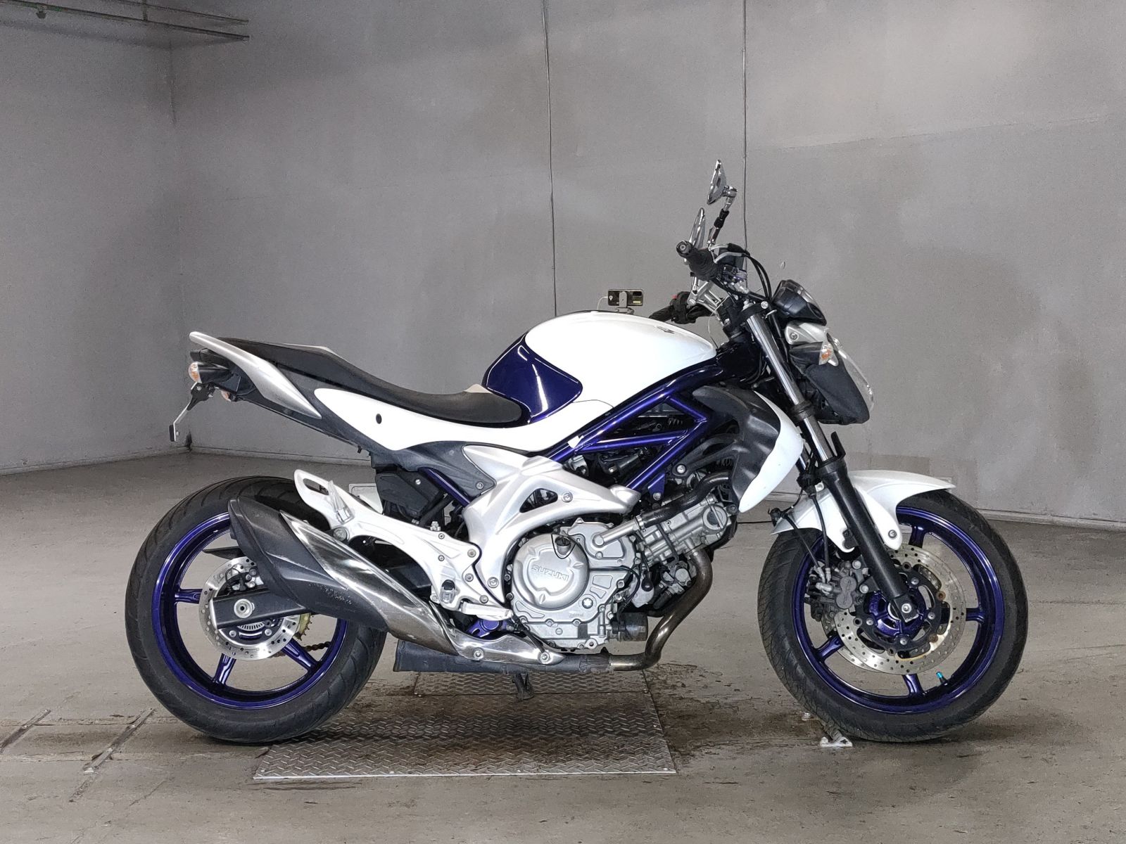 Suzuki GLADIUS SFV400 2010