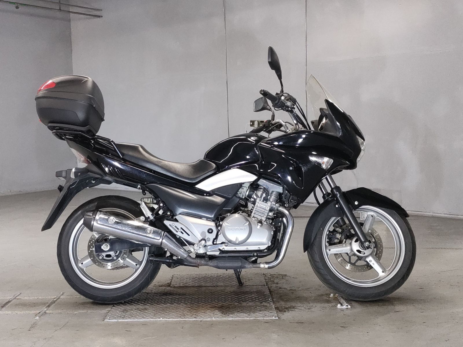 Suzuki GSR250S