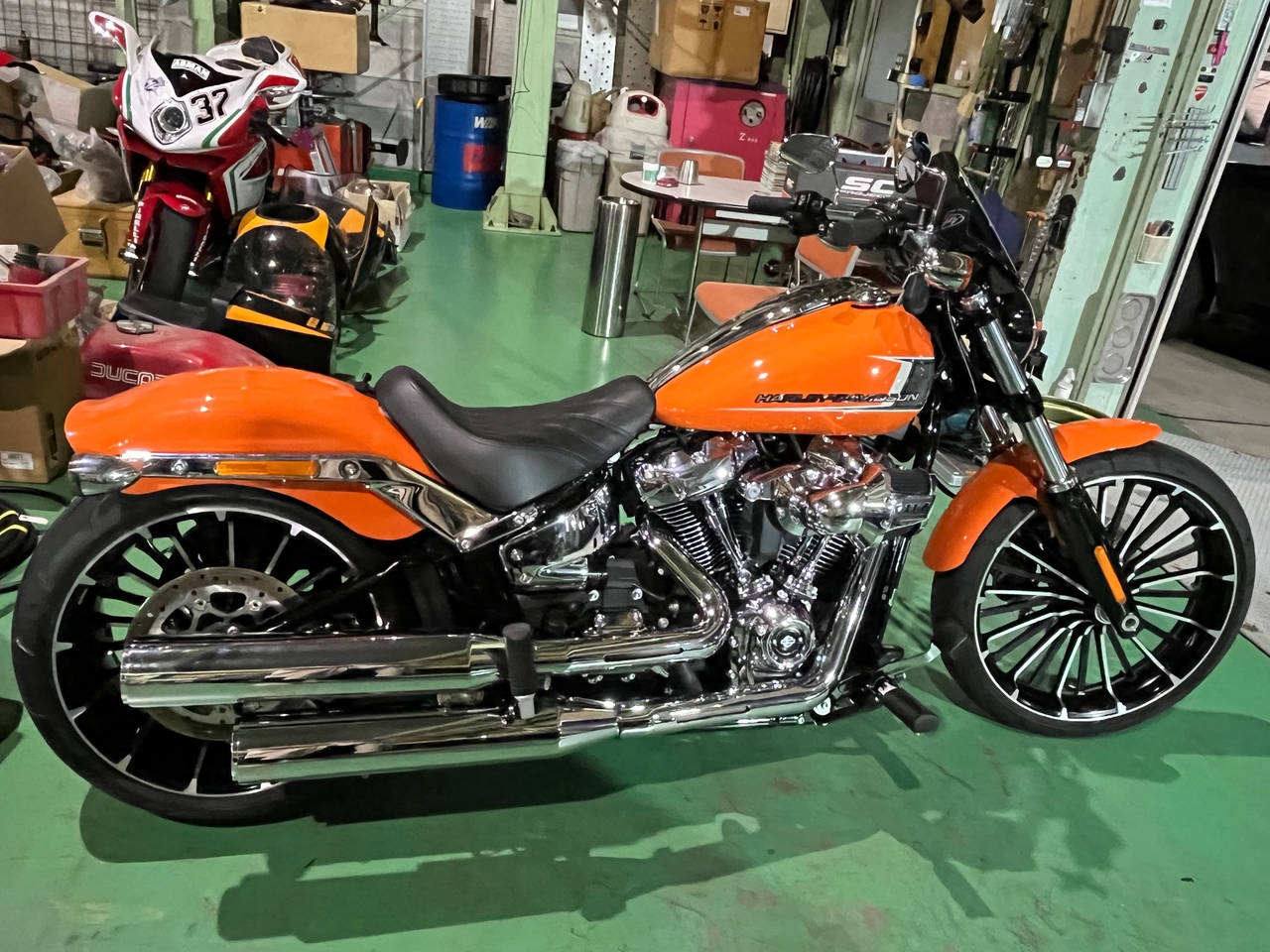 HD BREAKOUT FXBR1750 2023