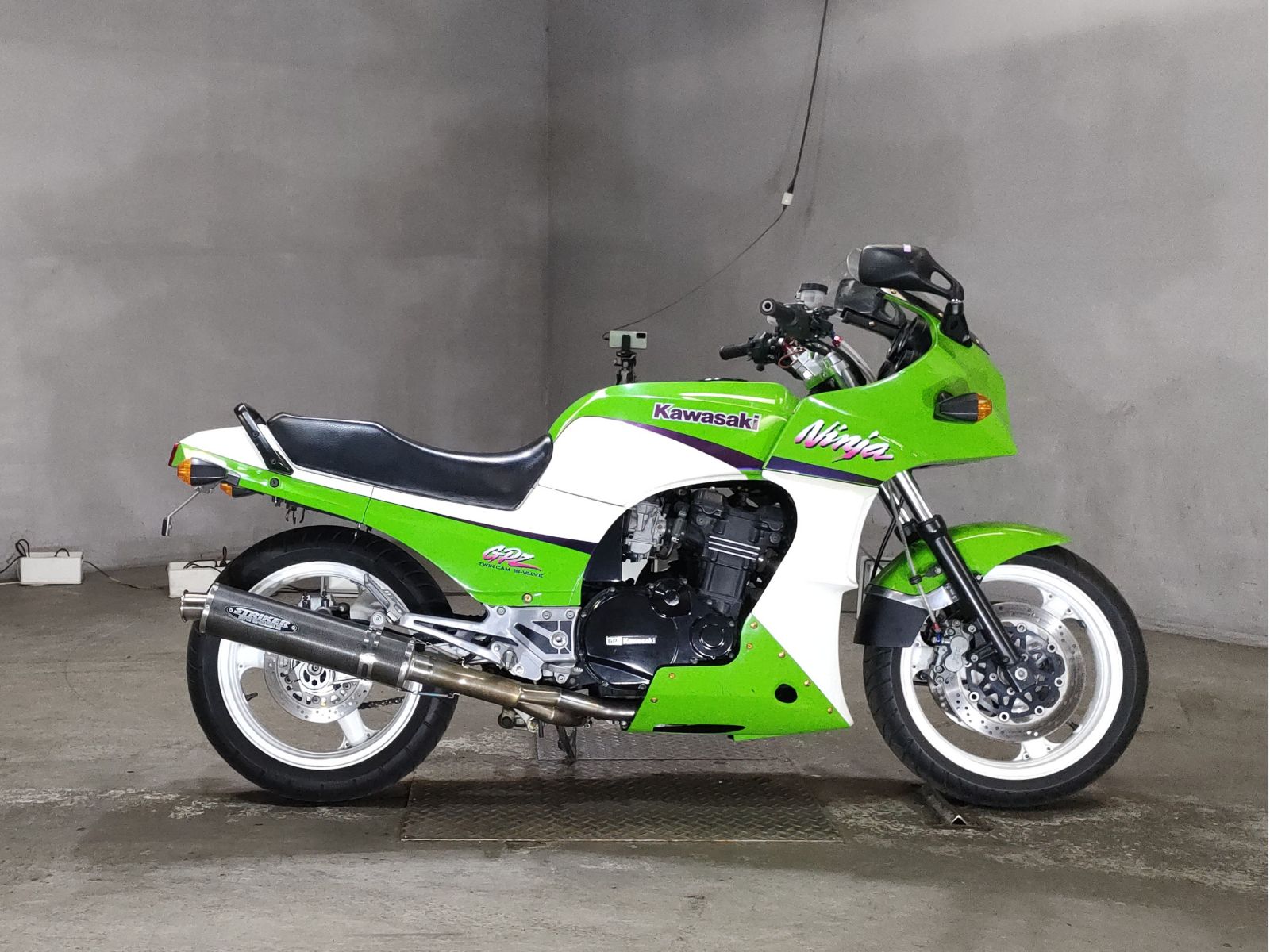 Kawasaki GPZ900R 1998