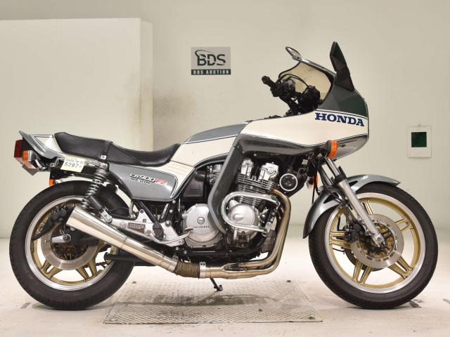 Honda HORNET CB900F 2022