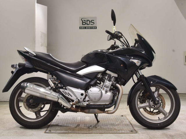 Suzuki GSR250S