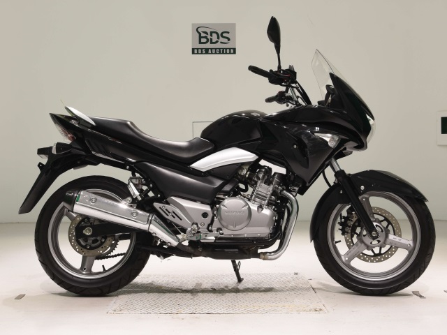 Suzuki GSR250S 2016