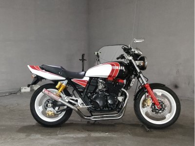 Yamaha XJR400 2025