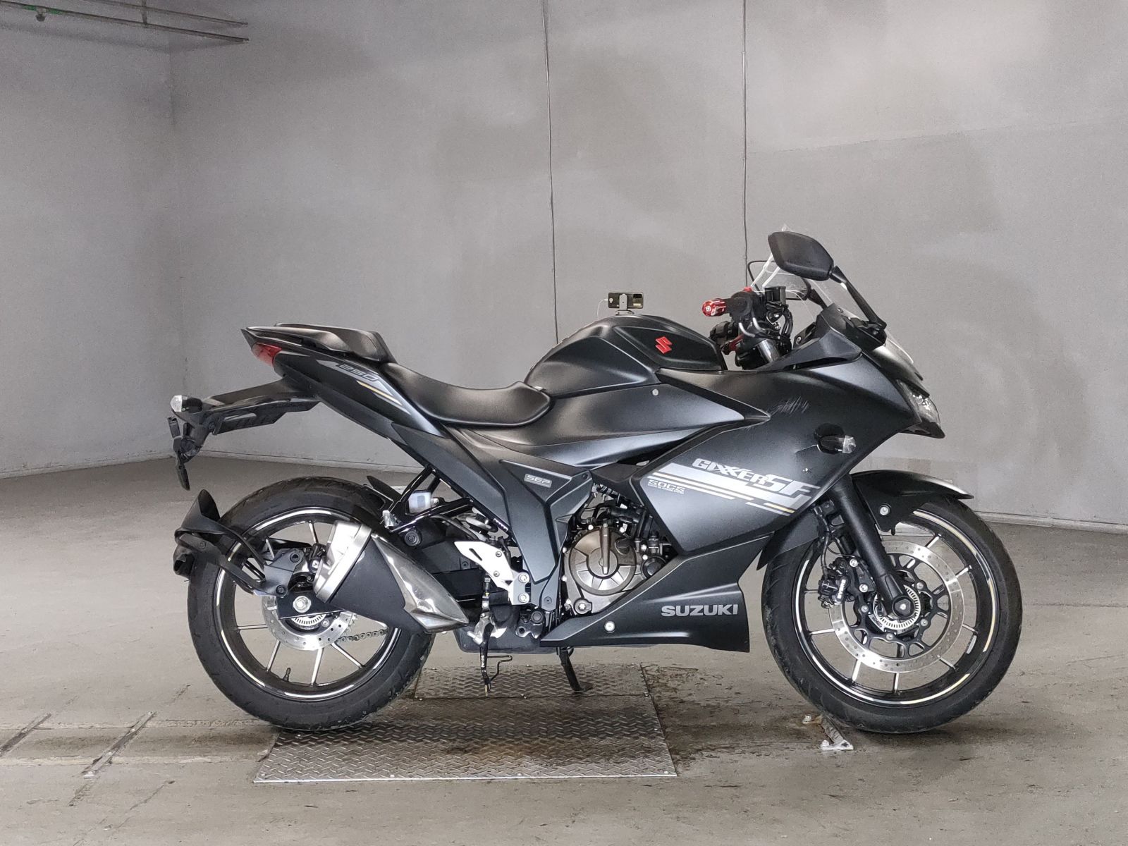 Suzuki GIXXER250SF