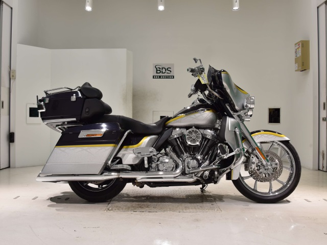 HD FLHTCUSE1800 CVO 2012