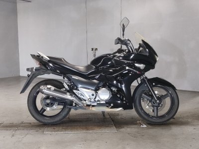 Suzuki GSR250F