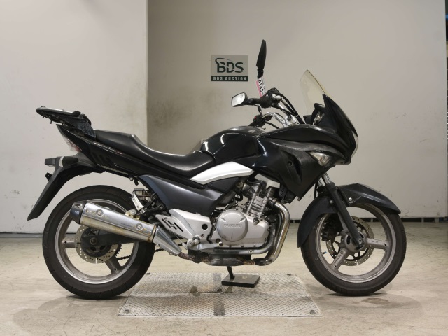Suzuki GSR250S