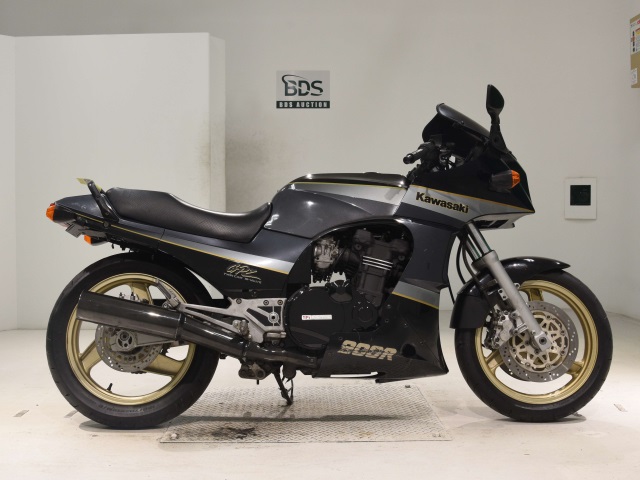 Kawasaki GPZ900R 1990