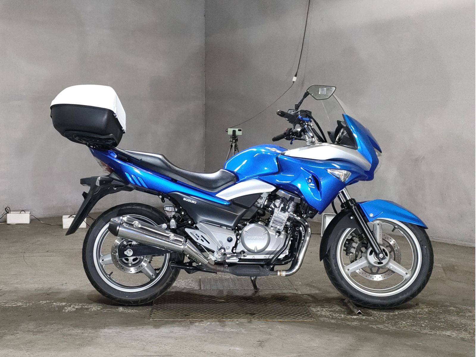 Suzuki GSR250S