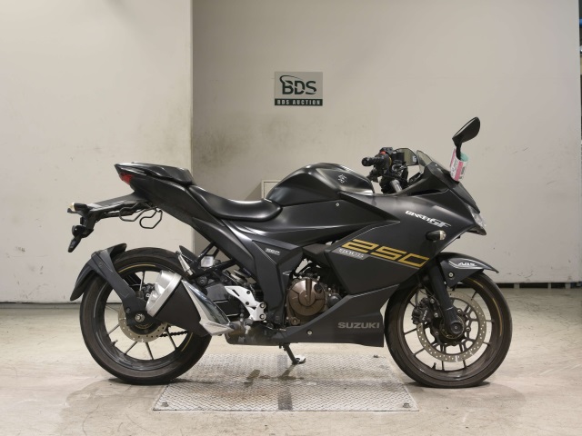 Suzuki GIXXER250SF
