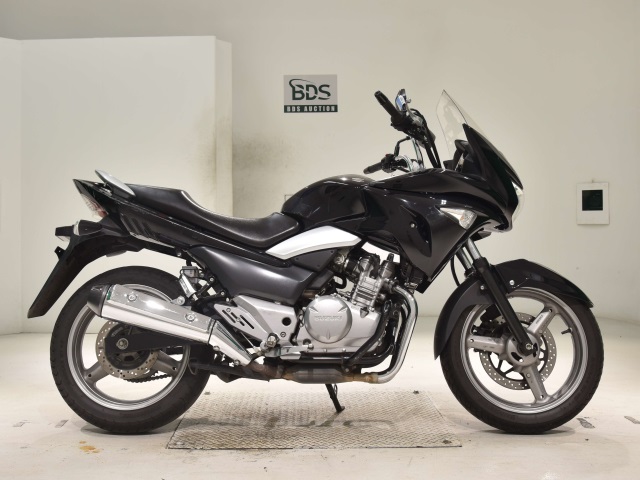 Suzuki GSR250S
