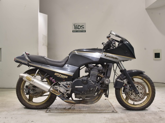 Kawasaki GPZ900R 1985