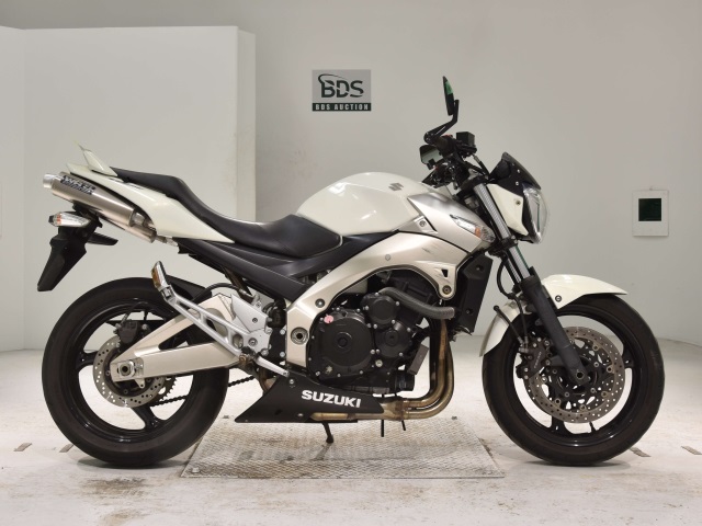 Suzuki GSR400 2011