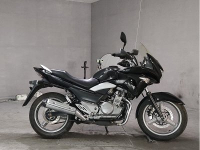 Suzuki GSR250S