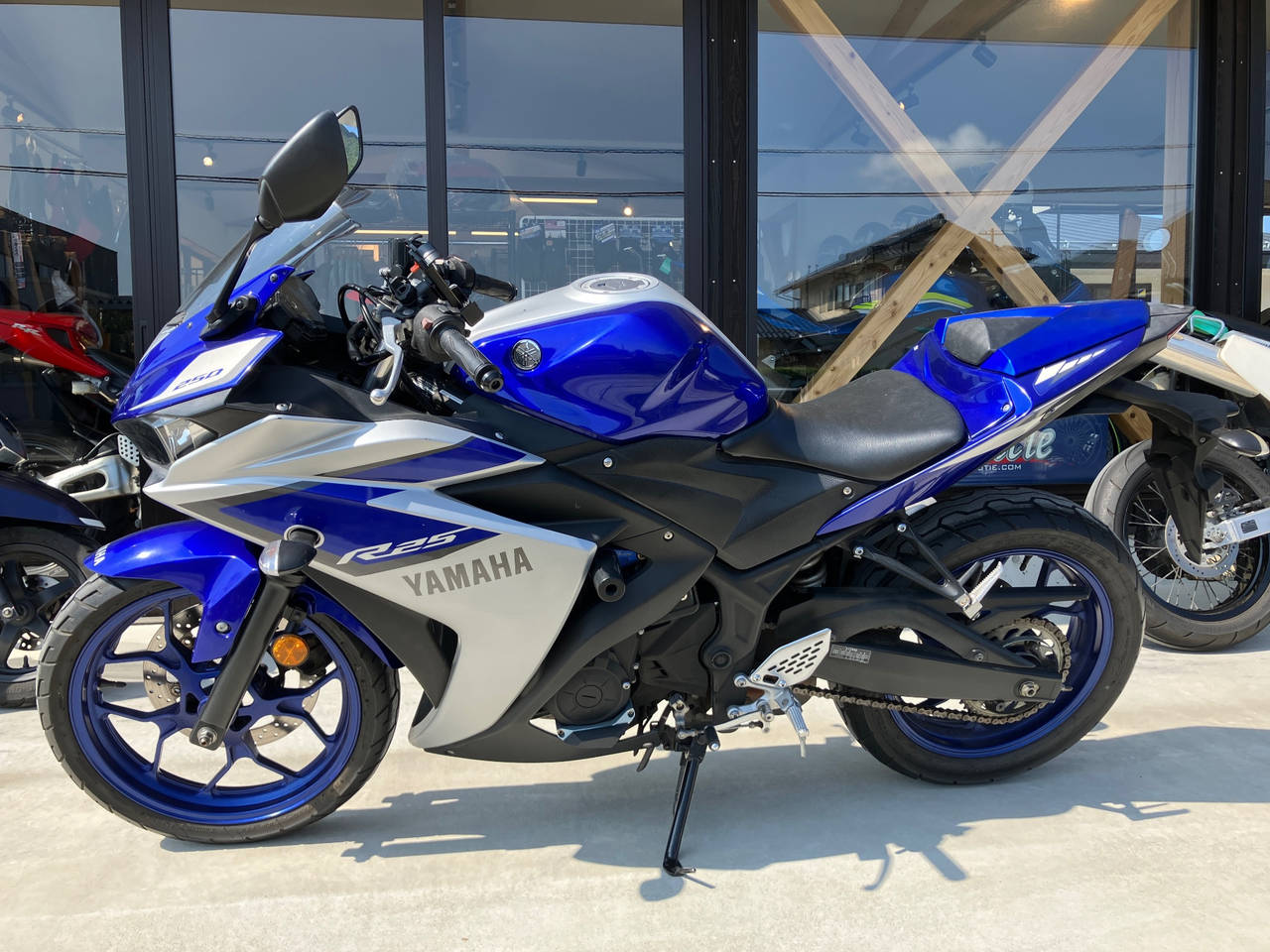 Yamaha YZF-R25 2015