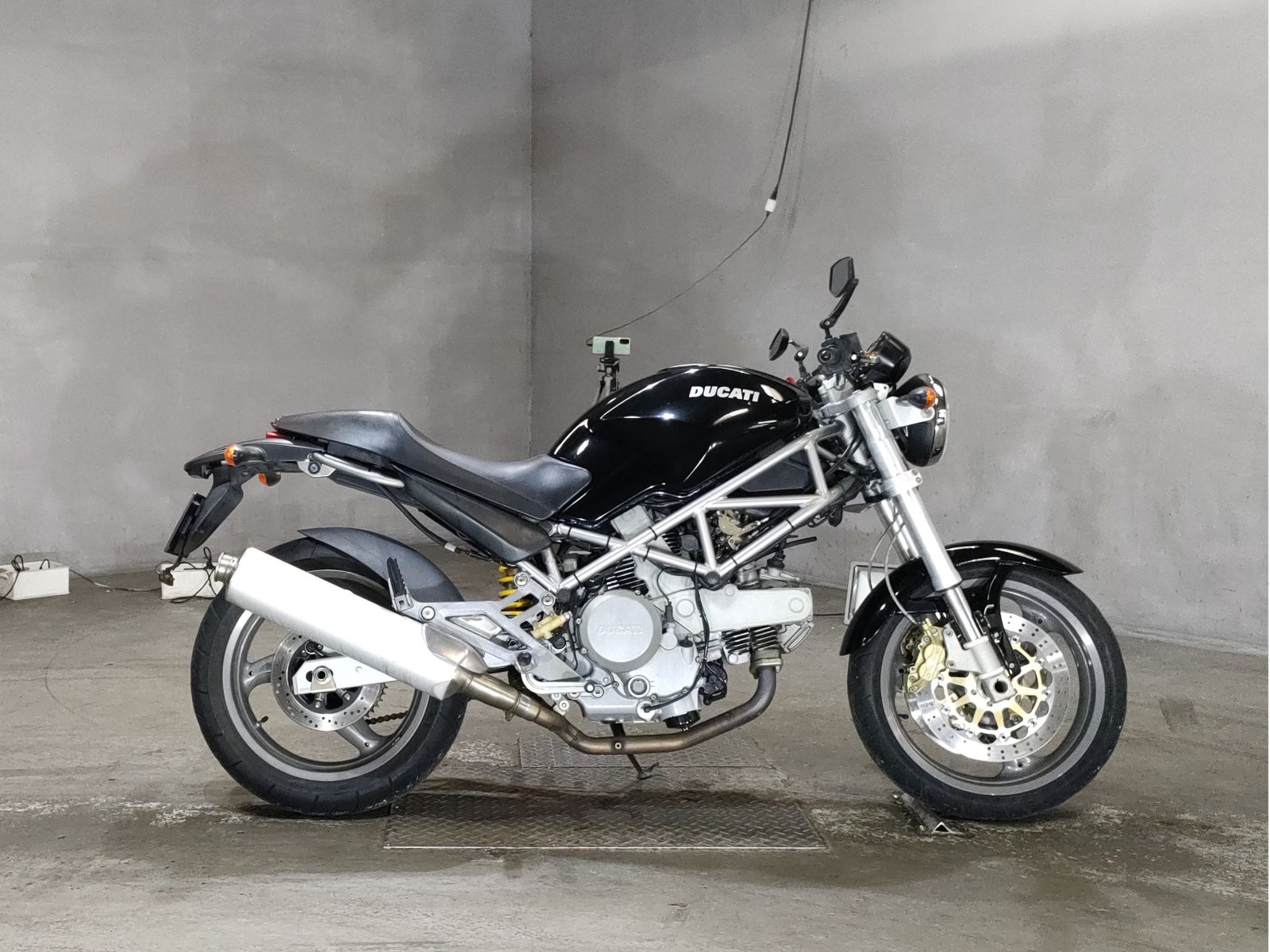 Ducati MONSTER 400 2004