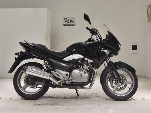 Suzuki GSR250S