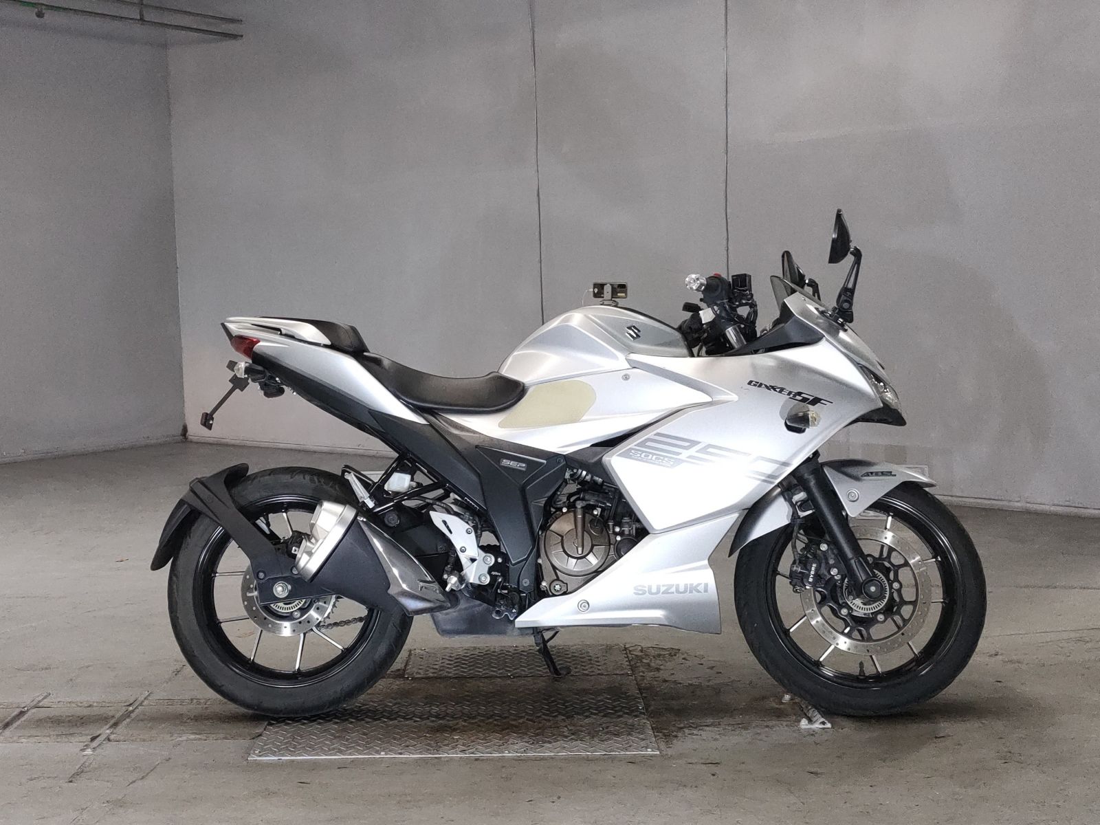 Suzuki GIXXER250SF