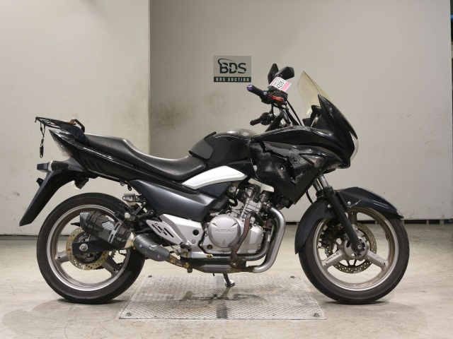 Suzuki GSR250S