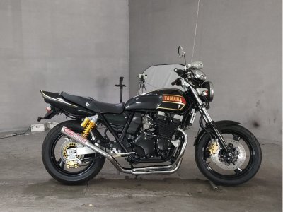 Yamaha XJR400 2025
